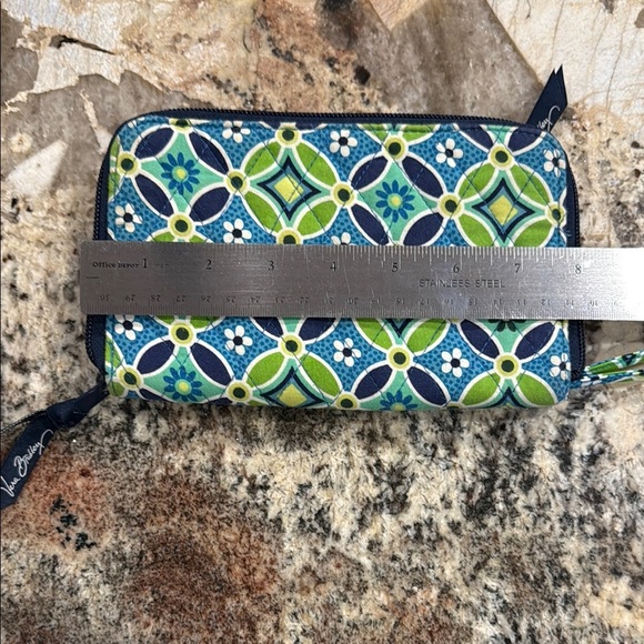 Vera Bradley Retired Daisy Daisy Zip Around Wallet - Picture 3 of 3